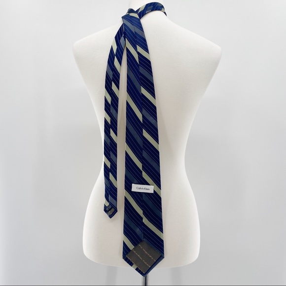Calvin Klein 100% Silk Tie - Picture 2 of 3
